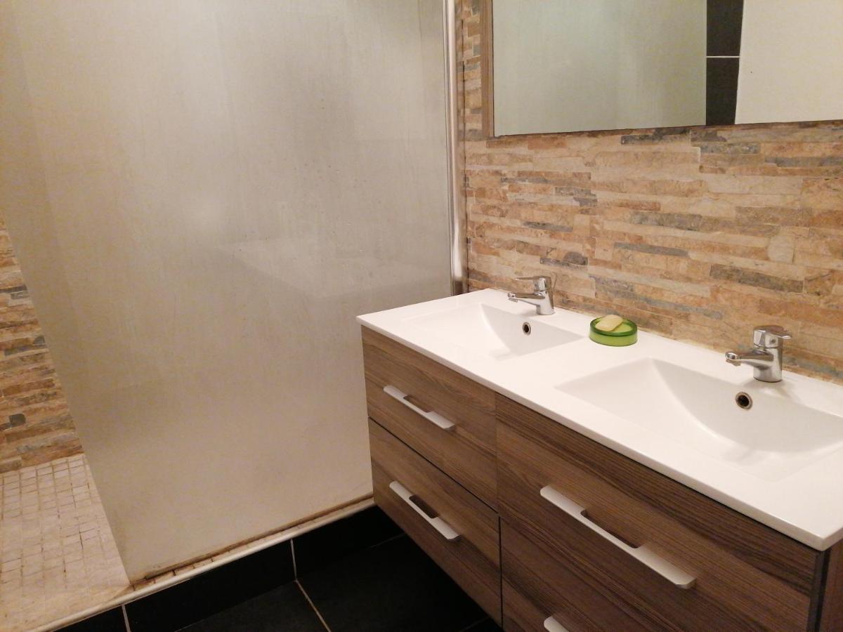 Jolie Chambre Climatisee Avec Balcon Chez L'Habitant 생피에르 외부 사진