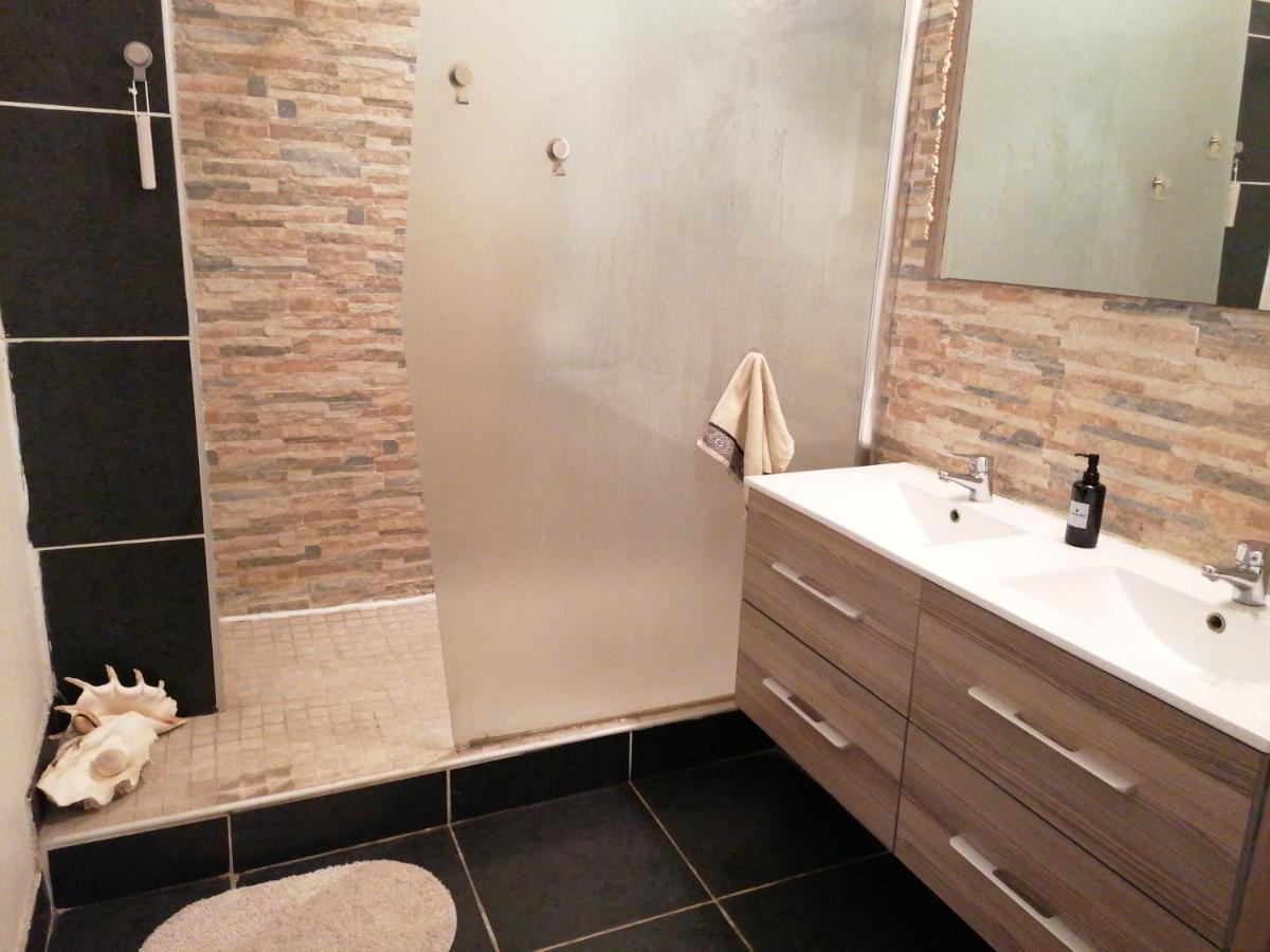 Jolie Chambre Climatisee Avec Balcon Chez L'Habitant 생피에르 외부 사진